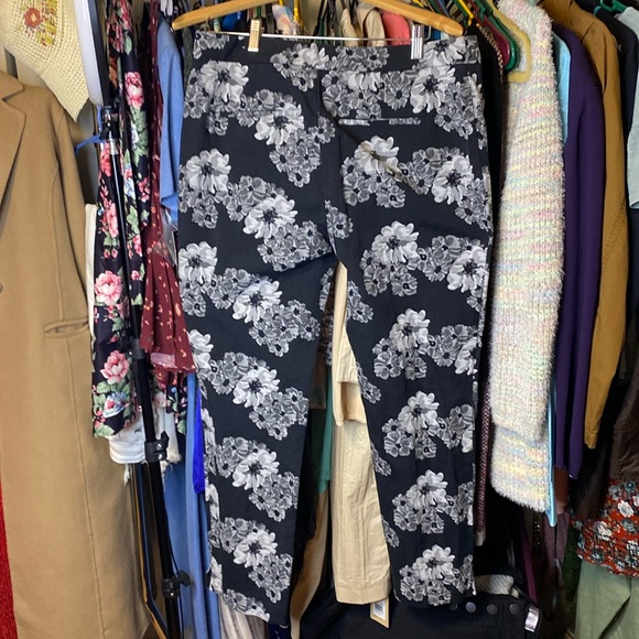 Coldwater Creek SZ 12 Stretch Floral pants w/ 2 front hook 1 button zip up - Picture 2 of 10